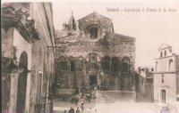 Questa è una cartolina della fine degli anni '40, ritrare la Cattedrale di San Basso e la chiesa di Sant'anna